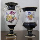 2 kleine Vasen, Meissen, Blumendekor, goldstaff., z.t. rest., H ca. 22,5 cm sowie eine Schlangenhenk
