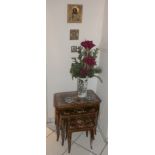 3er Set Intarsientische, Porzellan-Vase China, 3 Ikonen 20. Jh., Asp.