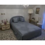 1 Schlafzimmerinhalt: Bett, Lampe, bem. Möbel, Orientteppich, 2 Porzellanvögel Ens und Sitzendorf, u