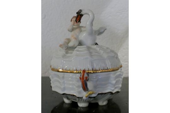 1 Deckeldose Meissen, muschelförmig „Schwan & Putto“, H ca. 12 cm B ca. 18 cm, Asp. - Bild 2 aus 5