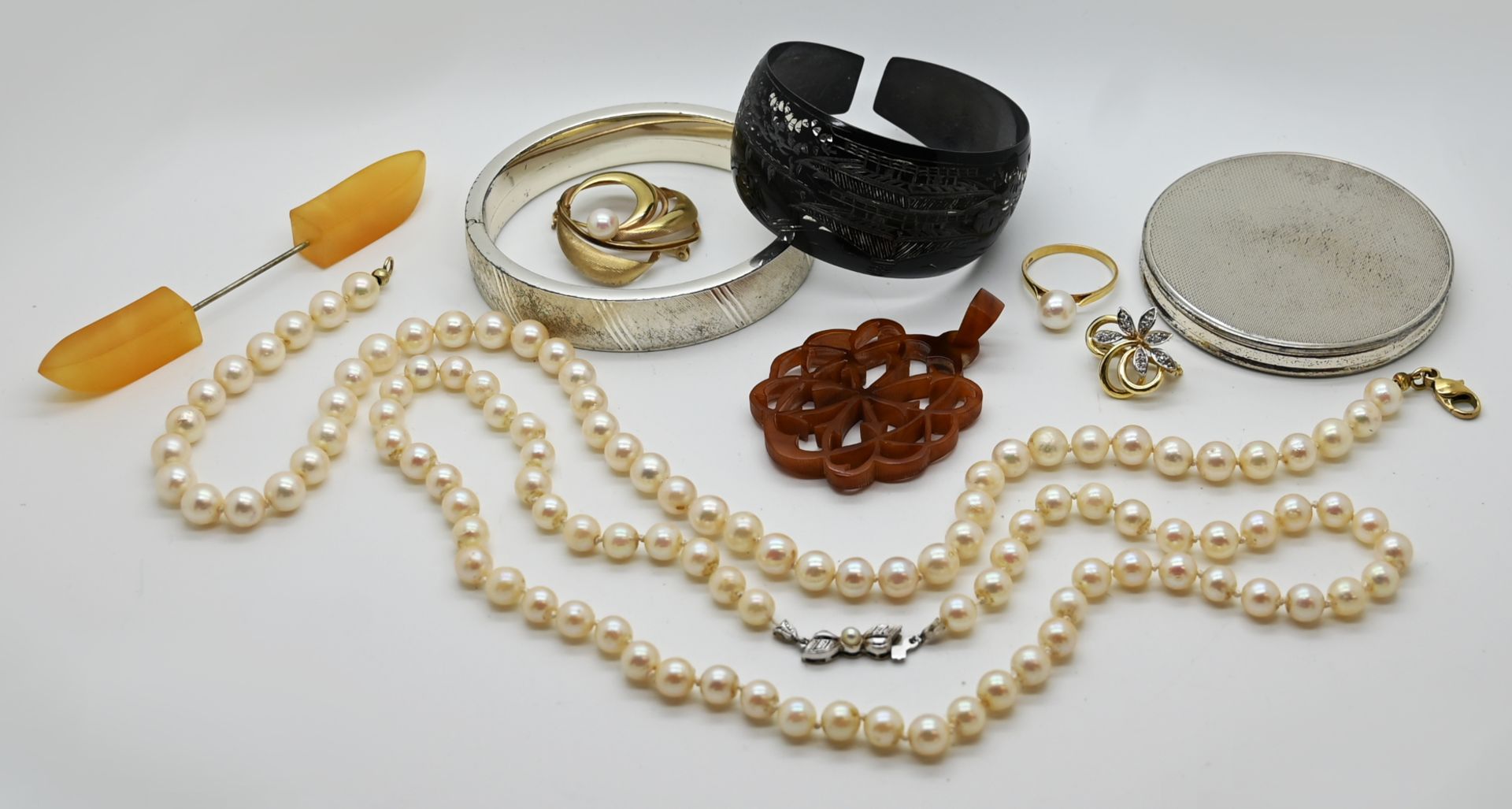 1 Damenring GG 18ct. mit Perlen, 1 Perlclip, 1 Paar Ohrstecker und 1 Verschluss GG/WG je 14ct., z.T.