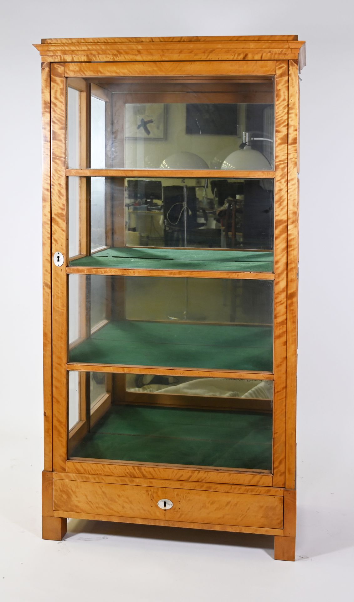 Vitrine, um 1900, Birkenholz