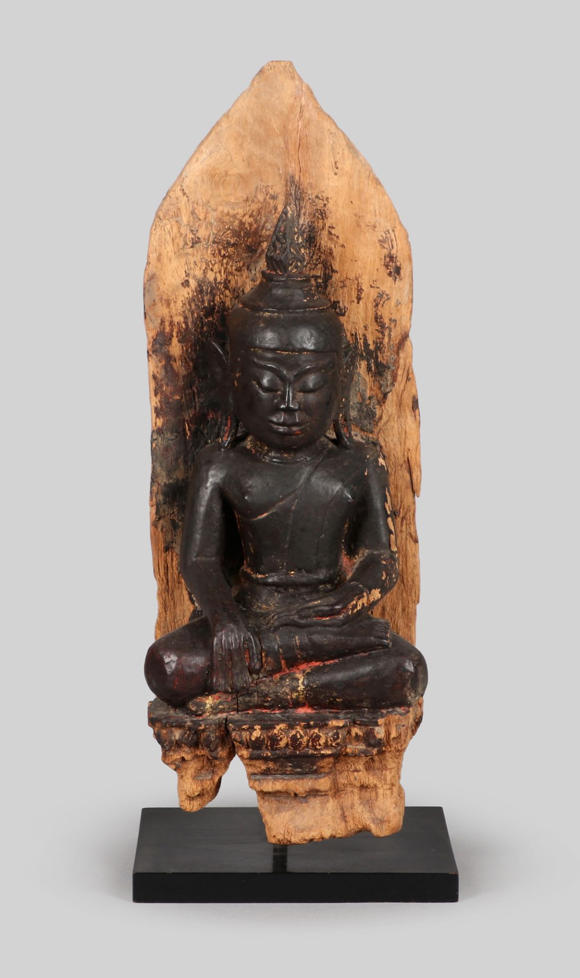 Buddha auf Thron, Holz