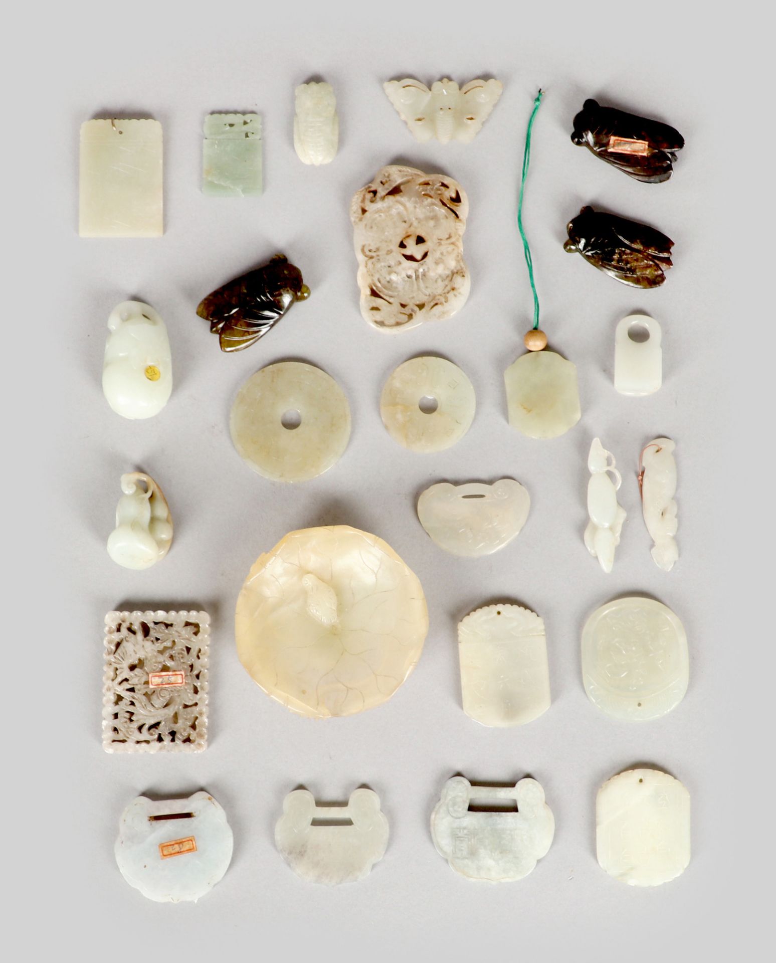 25 Jade-Objekte, darunter Zikaden