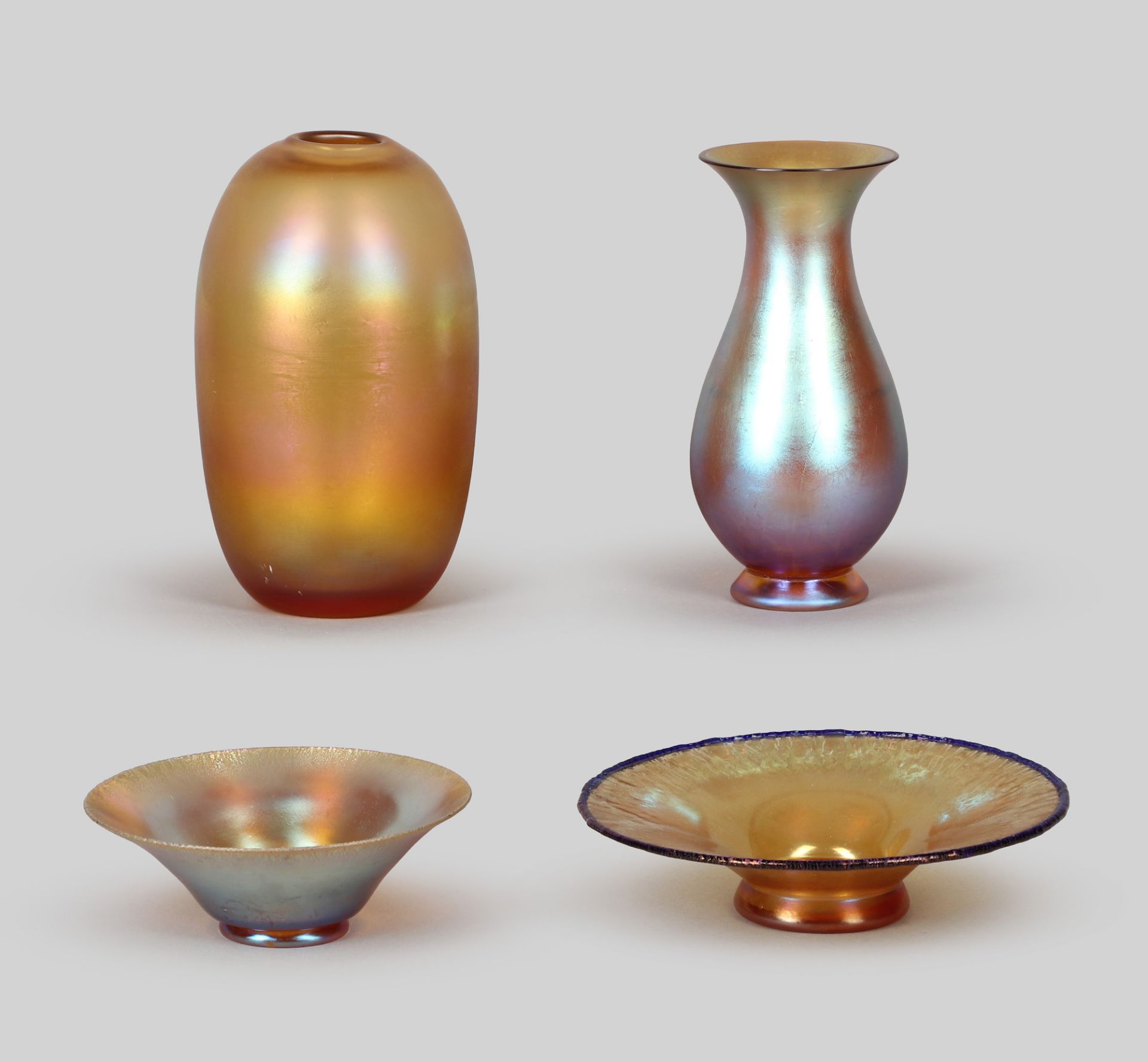 Zwei Vasen und zwei Schalen