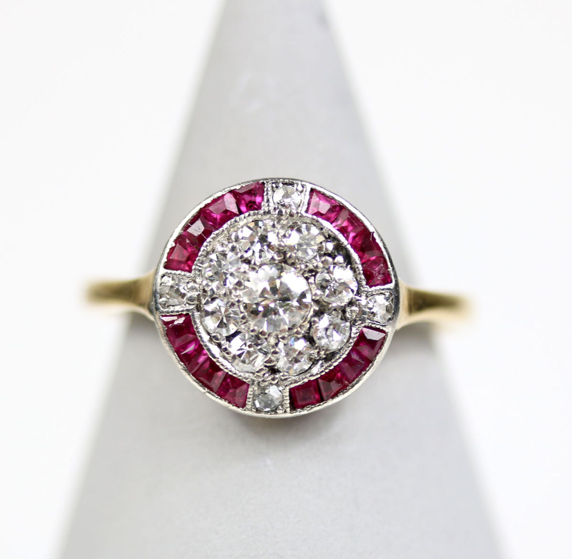 Art Déco Ring mit Rubinen und Diamanten