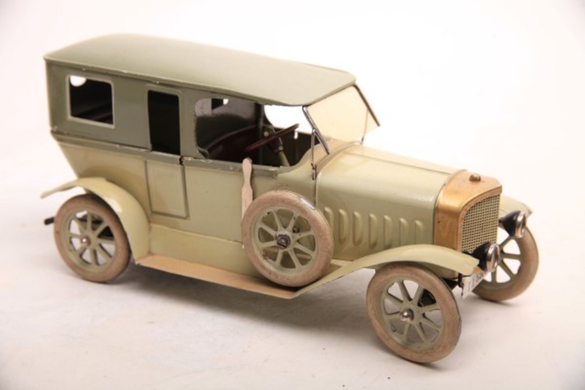 Märklin, Spitzkühler Auto Uhrwerk intakt, sehr guter Originalzustand. Cremegrau L29cm Z1-