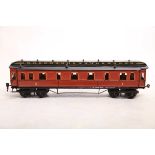 Carette Personenwagen dunkelbraun,abgebrochene Einstiegstreppe liegt bei. Puffer fehlen. L44cm Z2-3