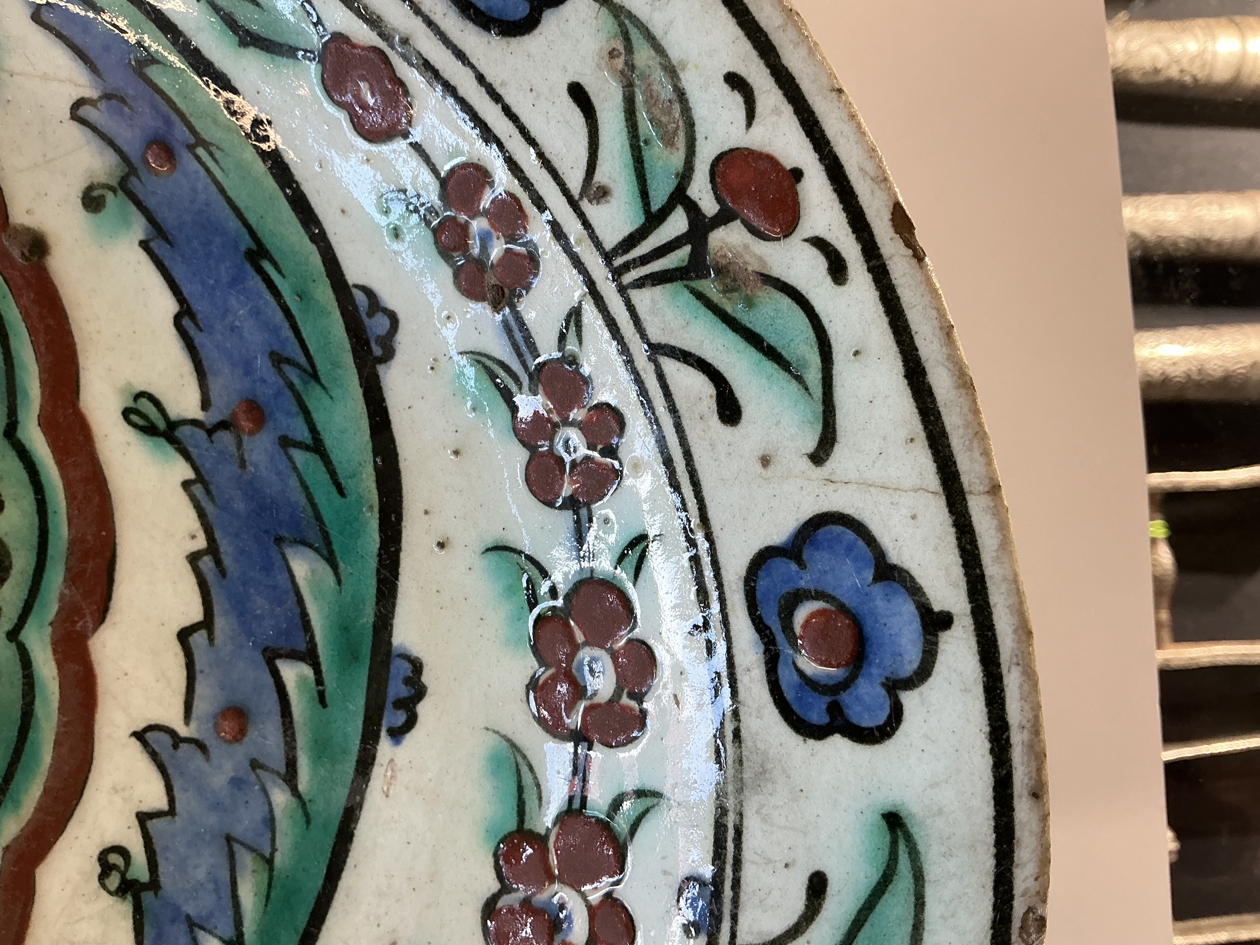 AN IZNIK POTTERY DISH WITH ARABESQUE, SAZ LEAVES, AND FLORAL DECORATION Ottoman Turkey, ca. 1550 - 1 - Image 10 of 10