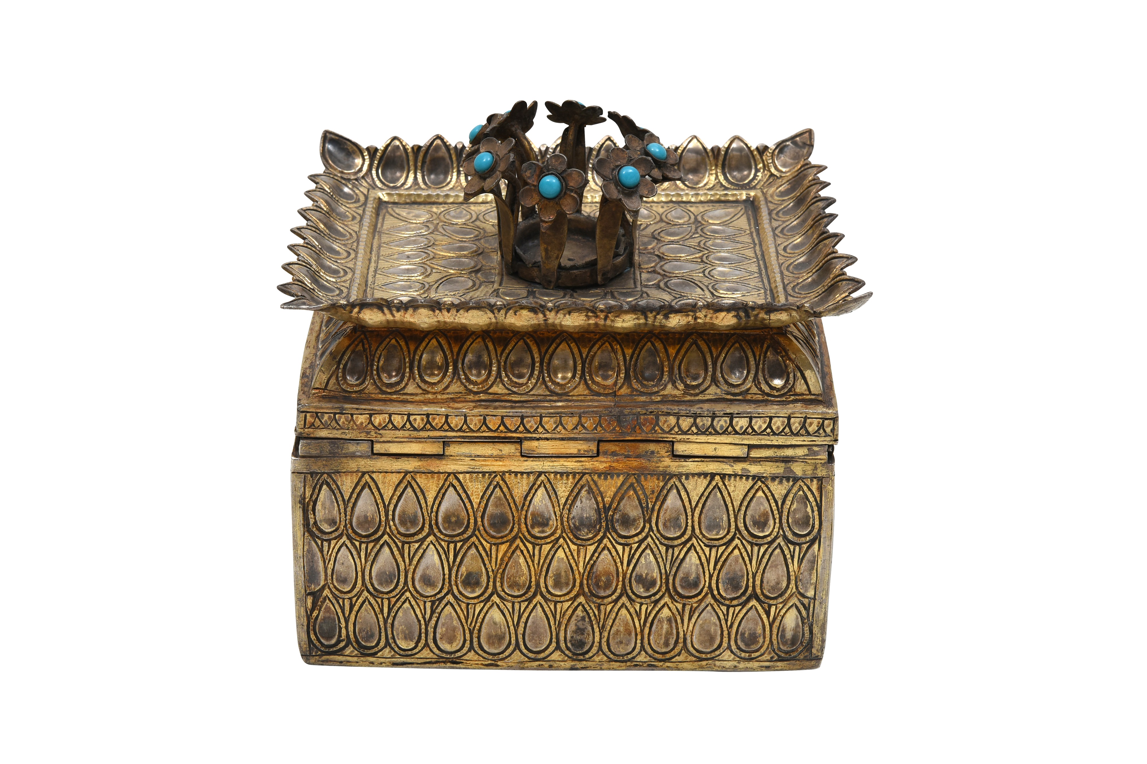 A PARCEL-GILT PANDAN BOX WITH TURQUOISE-SET FLORAL BOUQUET FINIAL Hyderabad, Deccan, Central India,  - Image 3 of 23