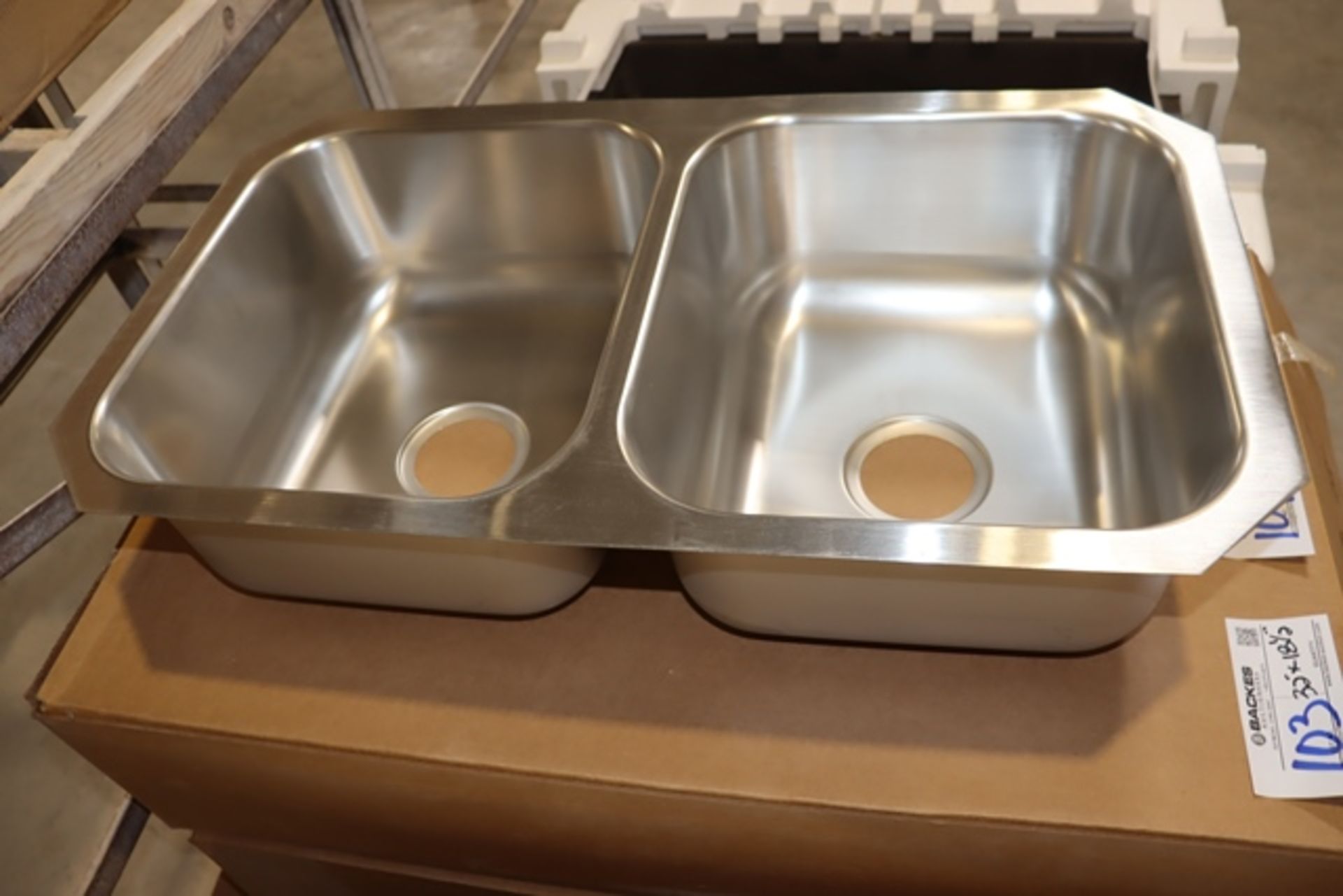 New Elkay Omni Pro OMU3118 stainless 18.5" x 32" kitchen sink