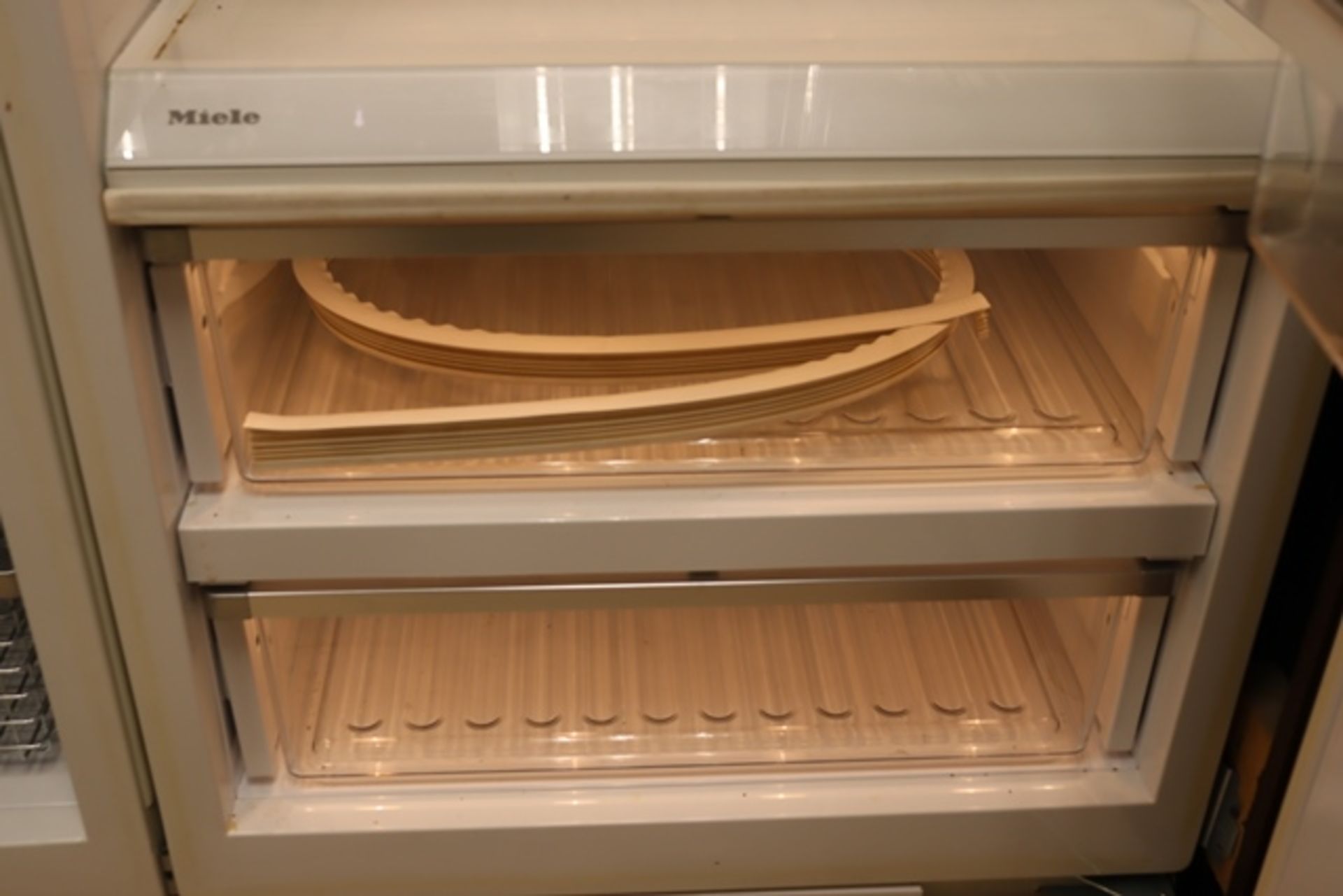 Miele K1801VI/02 Refridgerator and Miele F1811VI/02 freezer with paneled fr - Image 4 of 7