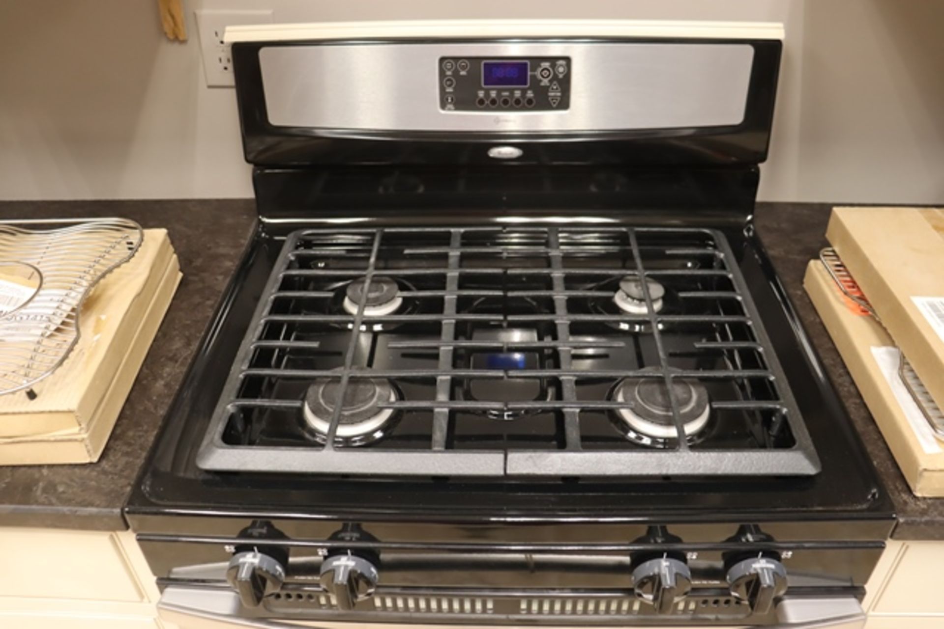 Whirlpool Accubake 30" electric 4 burner stove - New Display only