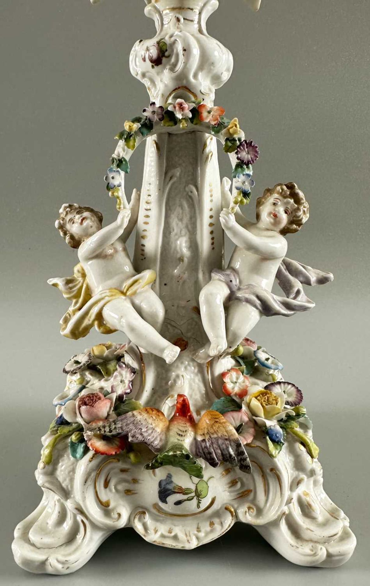 Unidentifizierte Porzellan Manufaktur, figürlicher Kandelaber Kerzenleuchter, beschädigt - Bild 3 aus 11