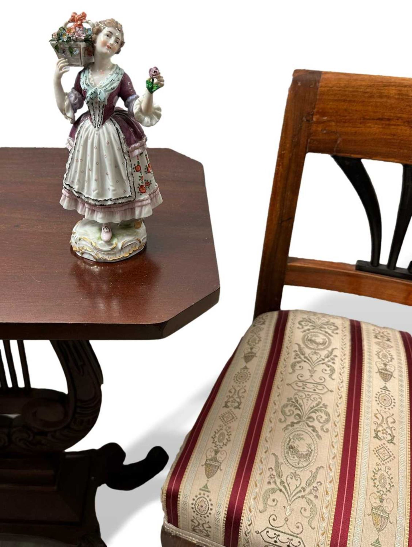 Porzellan Figur Blumenmädchen, unidentifizierte blaue Radmarke und Ritzzeichen - Bild 2 aus 8