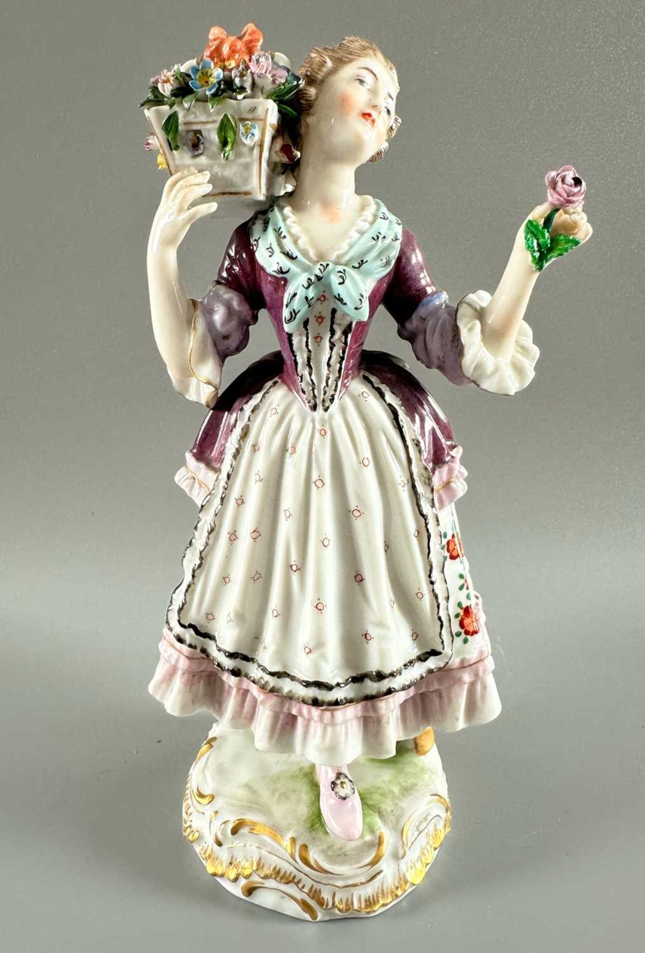 Porzellan Figur Blumenmädchen, unidentifizierte blaue Radmarke und Ritzzeichen