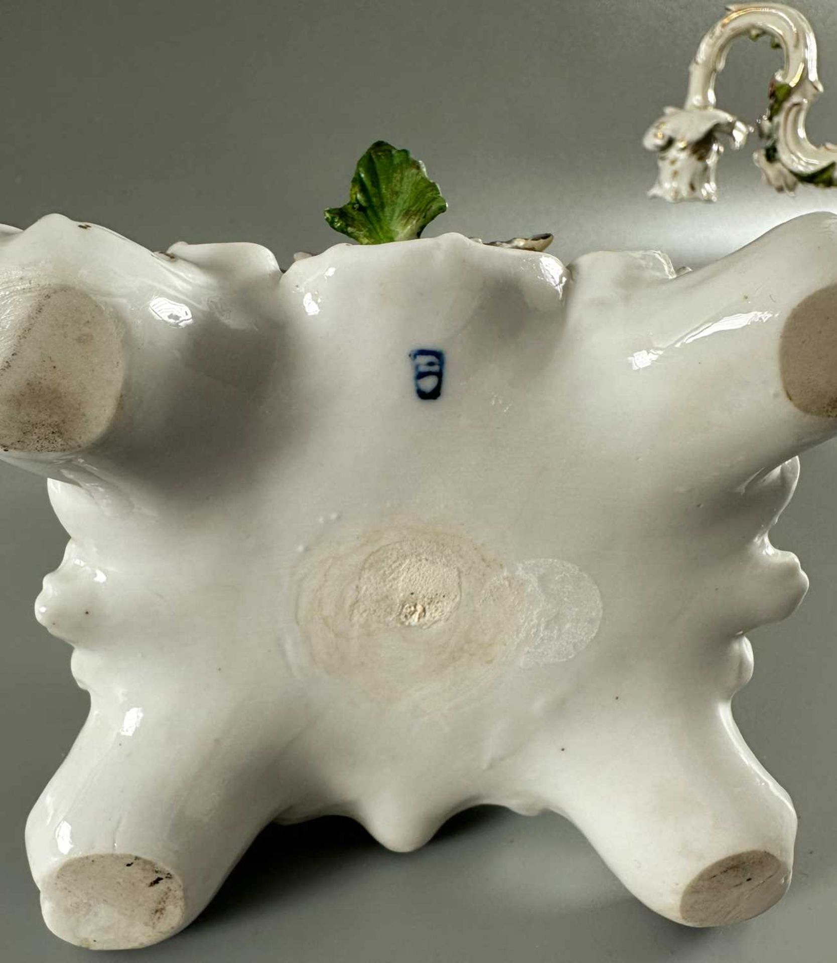 Unidentifizierte Porzellan Manufaktur, figürlicher Kandelaber Kerzenleuchter, beschädigt - Bild 10 aus 11