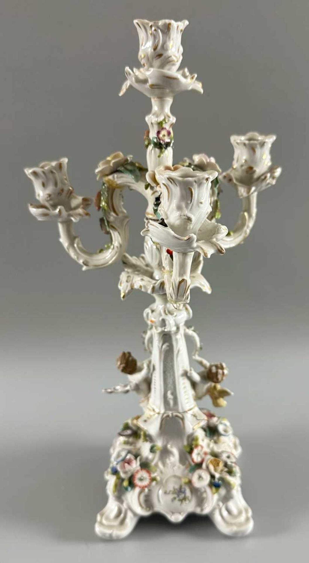 Unidentifizierte Porzellan Manufaktur, figürlicher Kandelaber Kerzenleuchter, beschädigt - Bild 5 aus 11