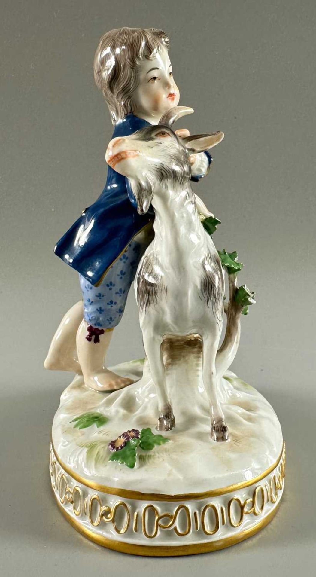 Schönheit, Johann Carl (1730-1805) Entwurf, Meissen Porzellan Junge mit Ziege, bestossen - Bild 6 aus 7