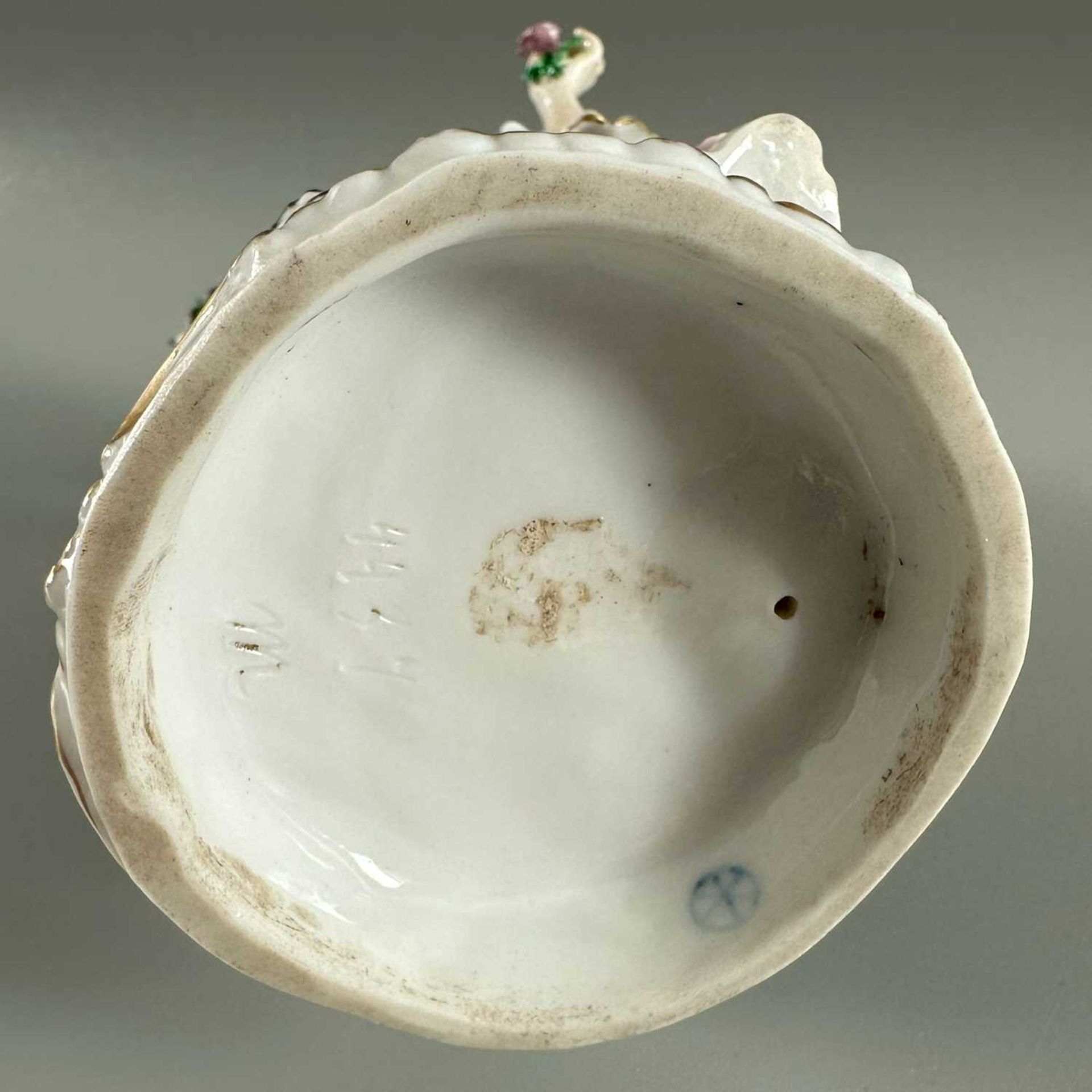 Porzellan Figur Blumenmädchen, unidentifizierte blaue Radmarke und Ritzzeichen - Bild 7 aus 8