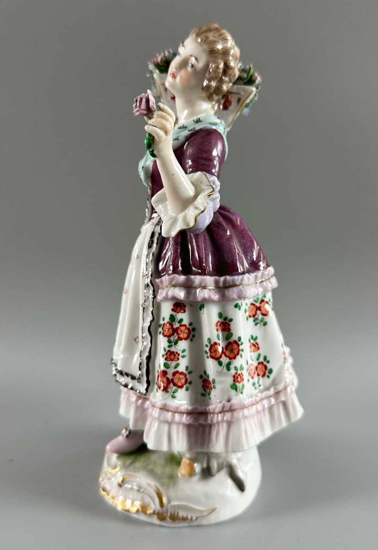 Porzellan Figur Blumenmädchen, unidentifizierte blaue Radmarke und Ritzzeichen - Bild 4 aus 8