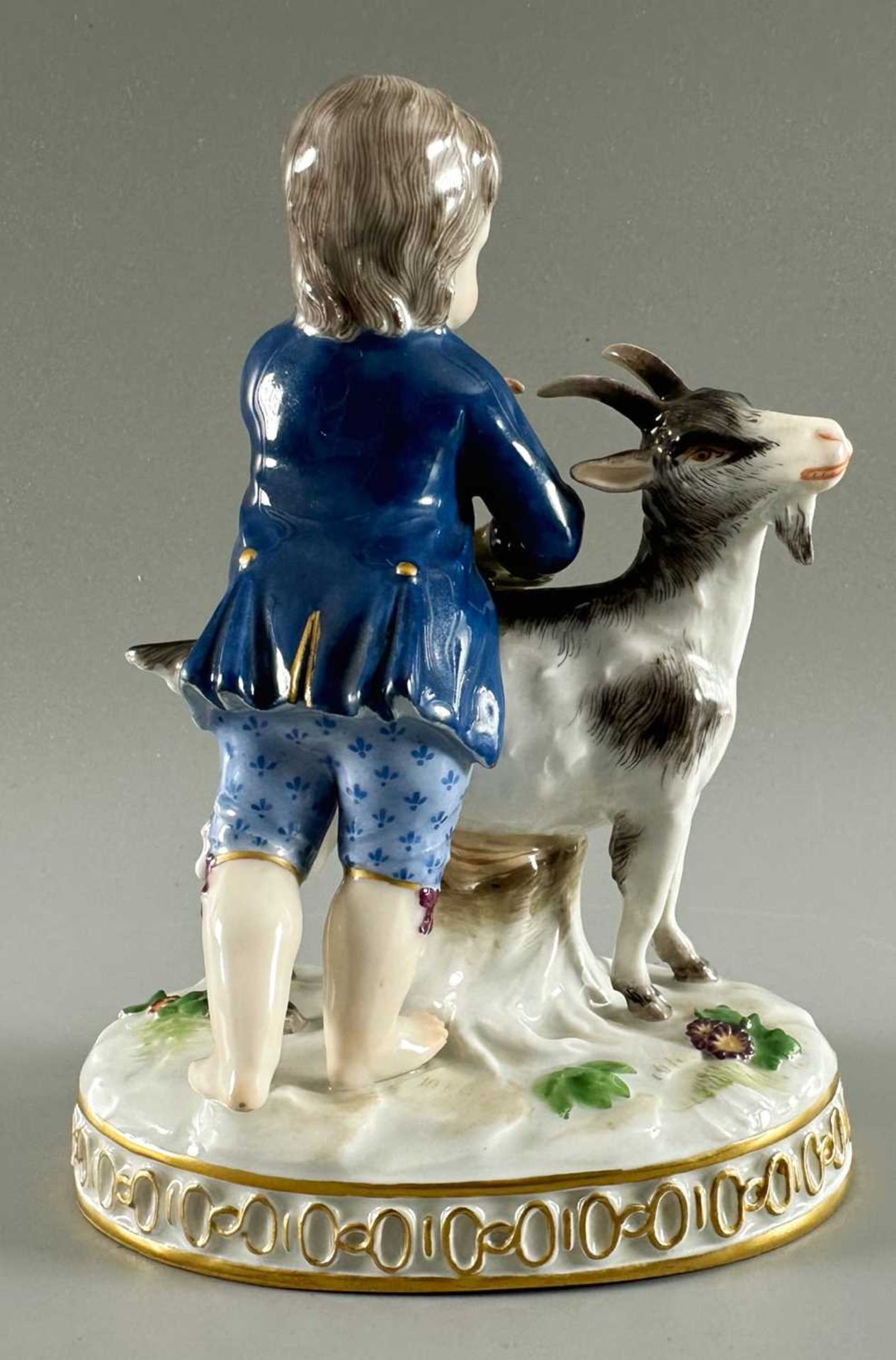 Schönheit, Johann Carl (1730-1805) Entwurf, Meissen Porzellan Junge mit Ziege, bestossen - Bild 5 aus 7