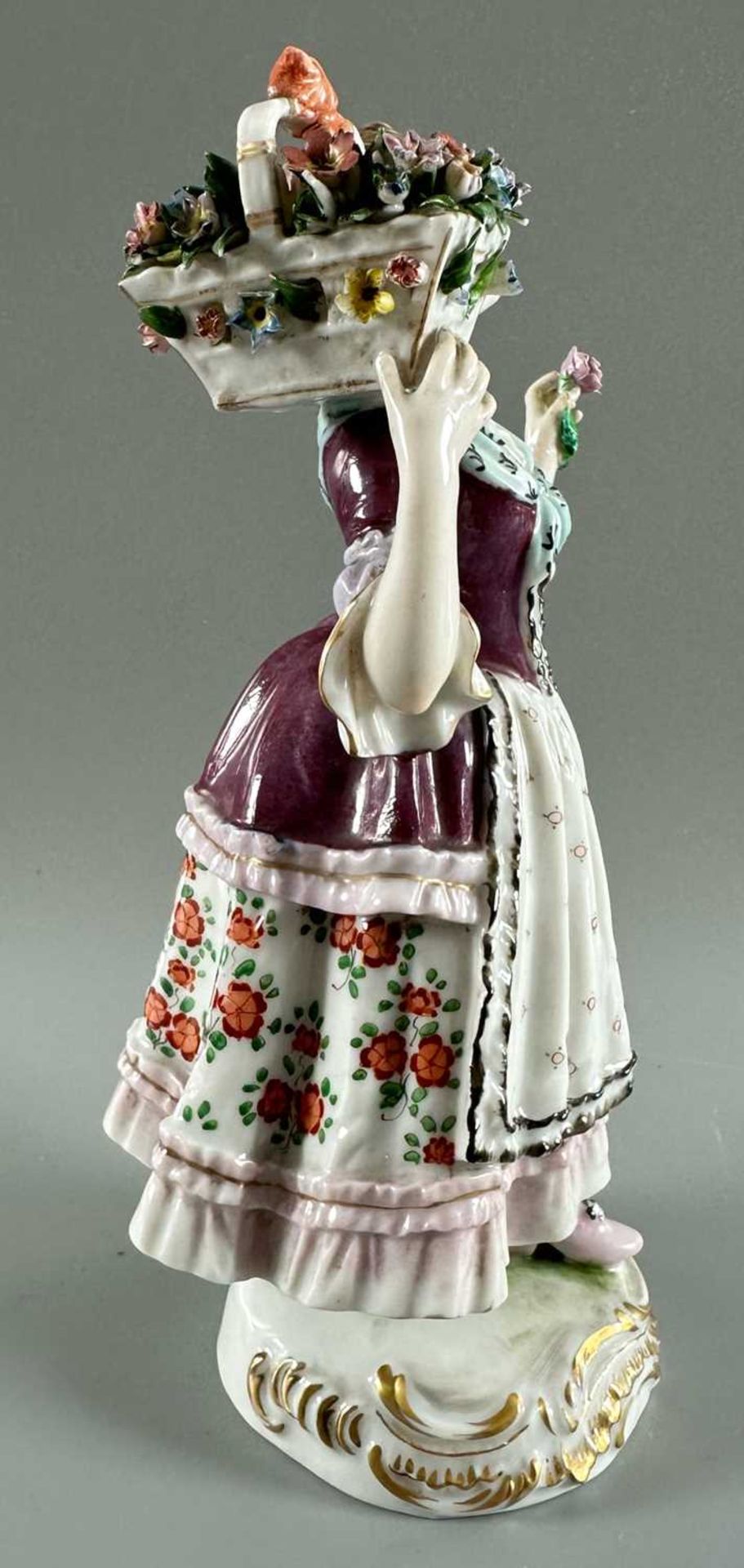 Porzellan Figur Blumenmädchen, unidentifizierte blaue Radmarke und Ritzzeichen - Bild 5 aus 8