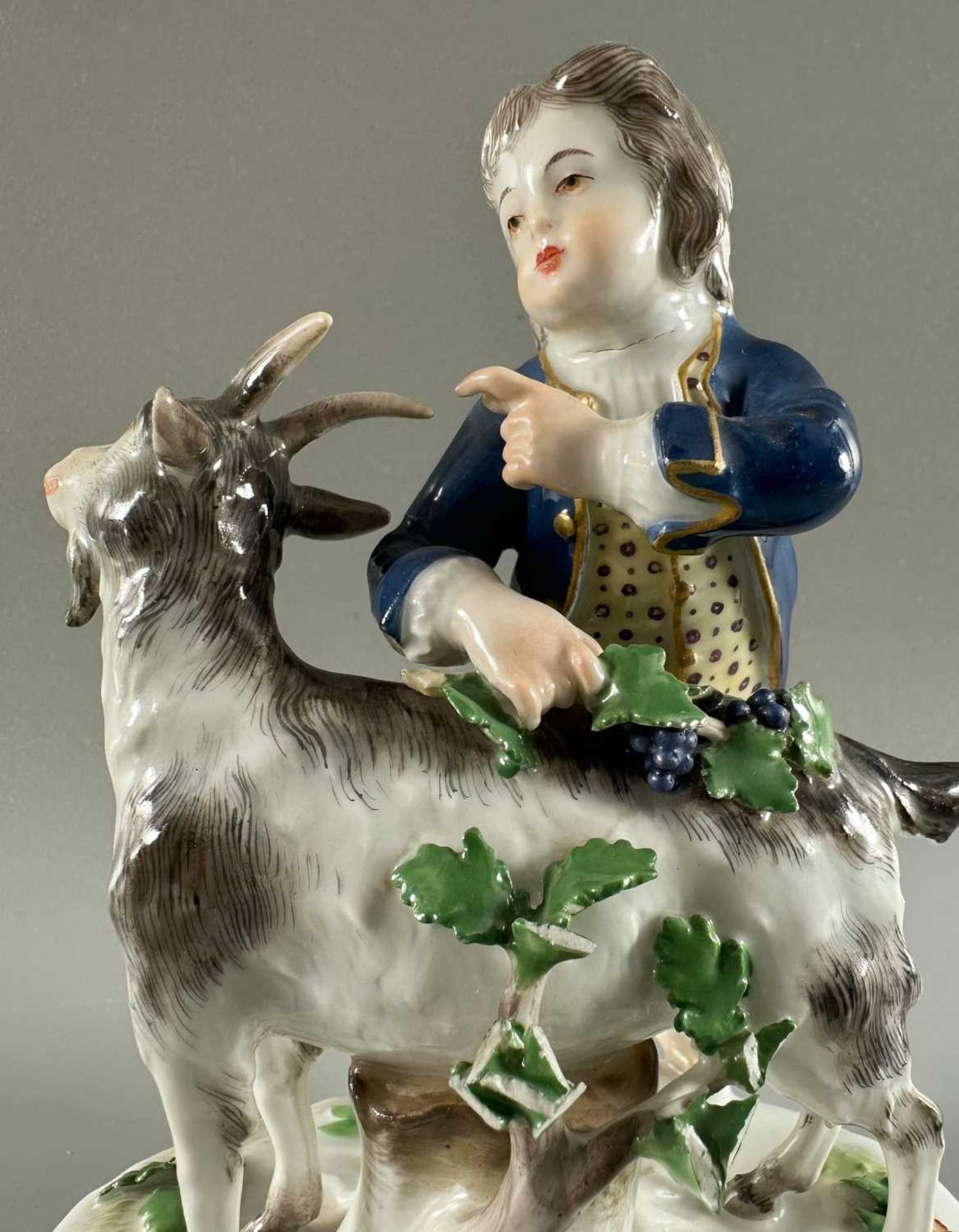Schönheit, Johann Carl (1730-1805) Entwurf, Meissen Porzellan Junge mit Ziege, bestossen - Bild 3 aus 7