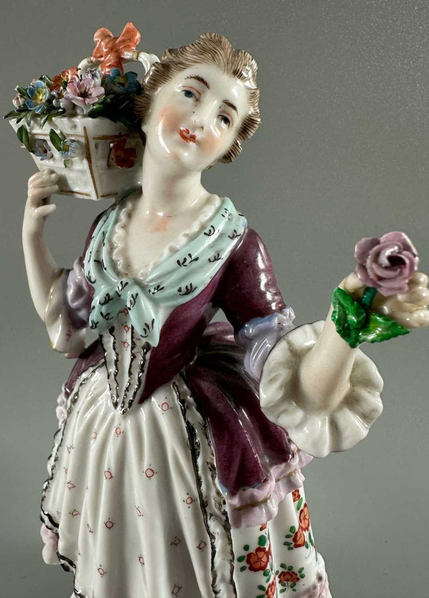 Porzellan Figur Blumenmädchen, unidentifizierte blaue Radmarke und Ritzzeichen - Bild 3 aus 8