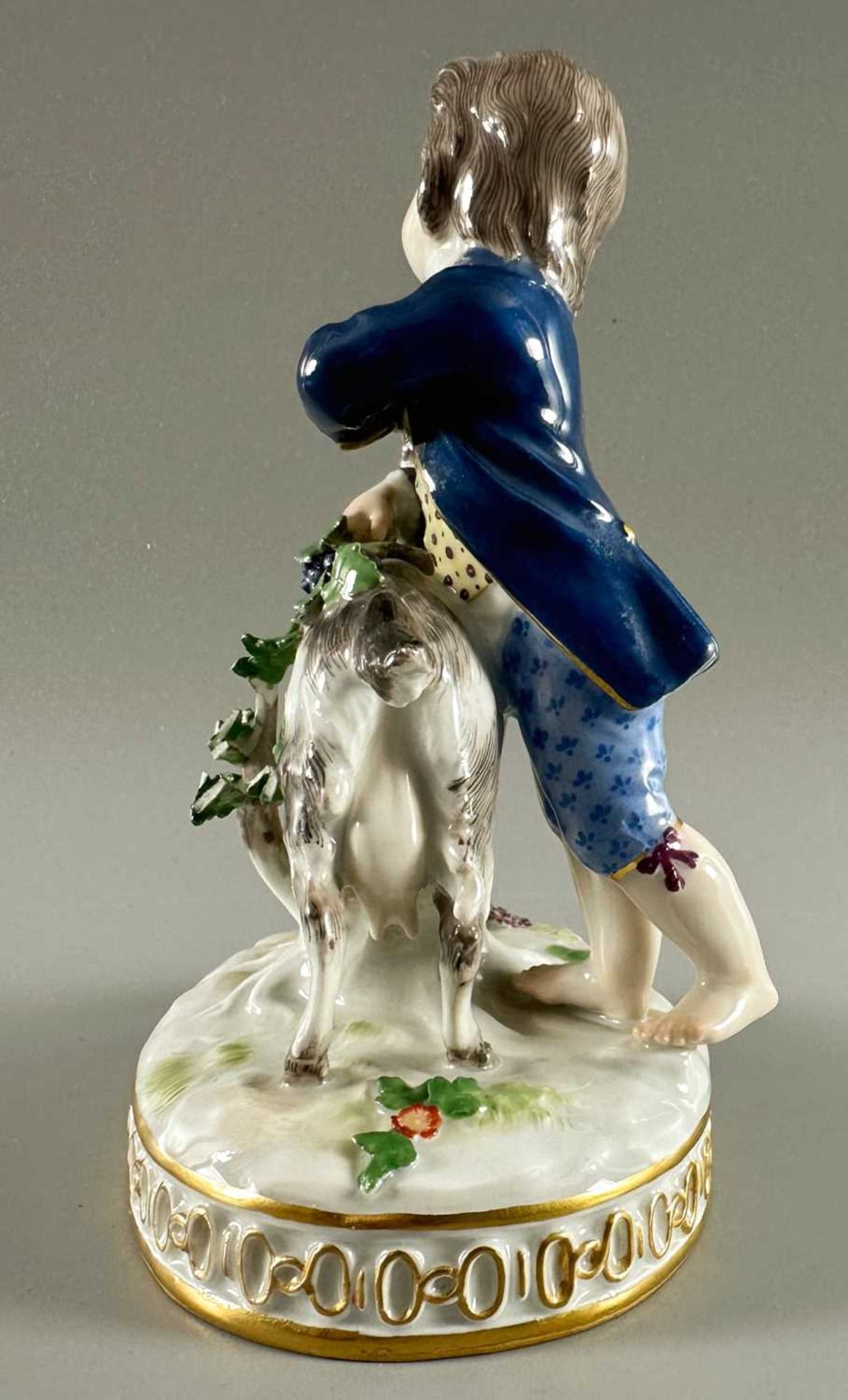 Schönheit, Johann Carl (1730-1805) Entwurf, Meissen Porzellan Junge mit Ziege, bestossen - Bild 4 aus 7