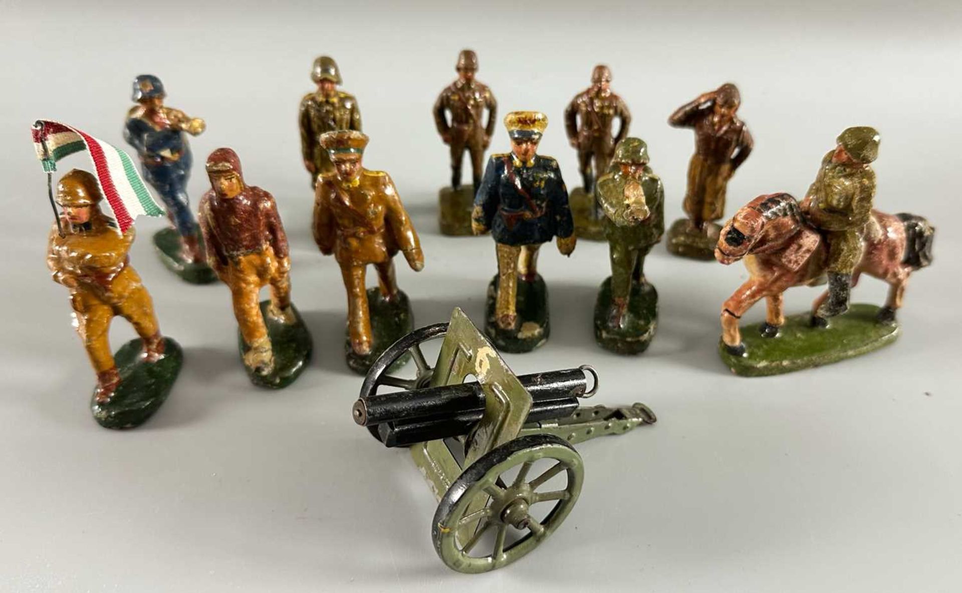 Konvolut alte Masse Soldaten wohl Ungarn, insgesamt 11 Stück, dazu Kanone