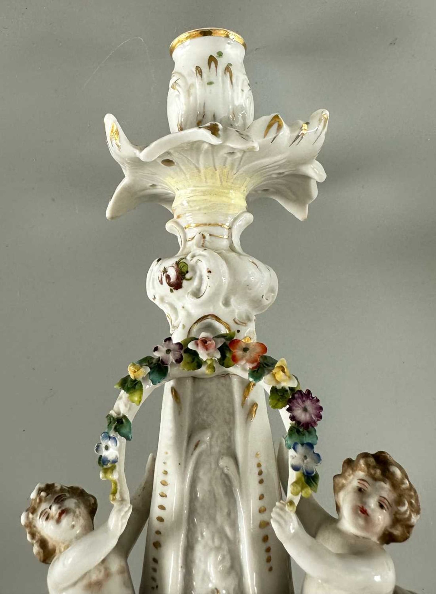 Unidentifizierte Porzellan Manufaktur, figürlicher Kandelaber Kerzenleuchter, beschädigt - Bild 8 aus 11