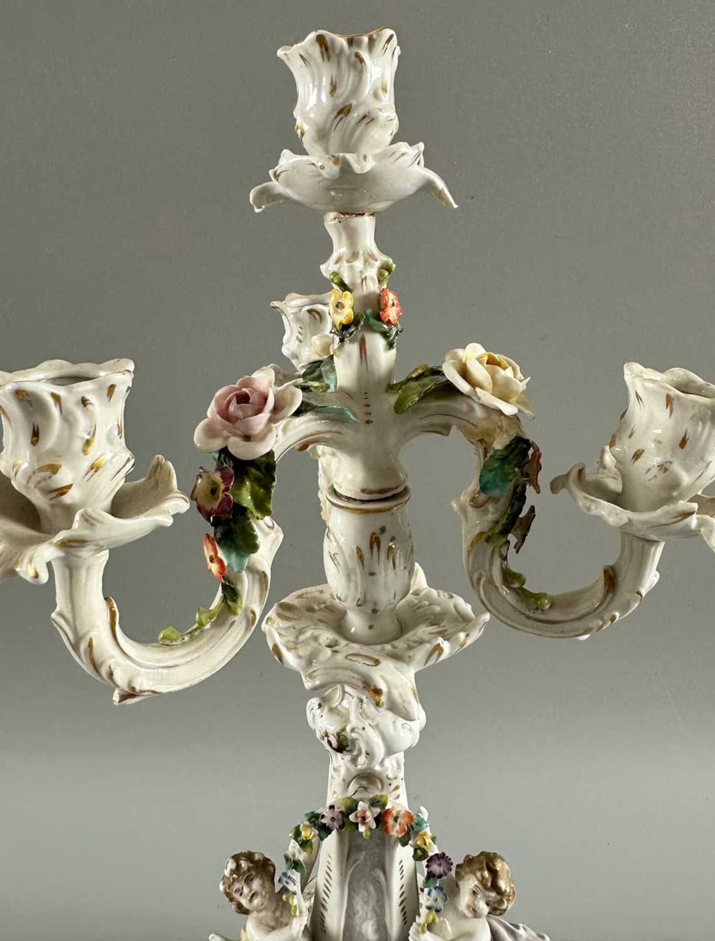 Unidentifizierte Porzellan Manufaktur, figürlicher Kandelaber Kerzenleuchter, beschädigt - Bild 4 aus 11