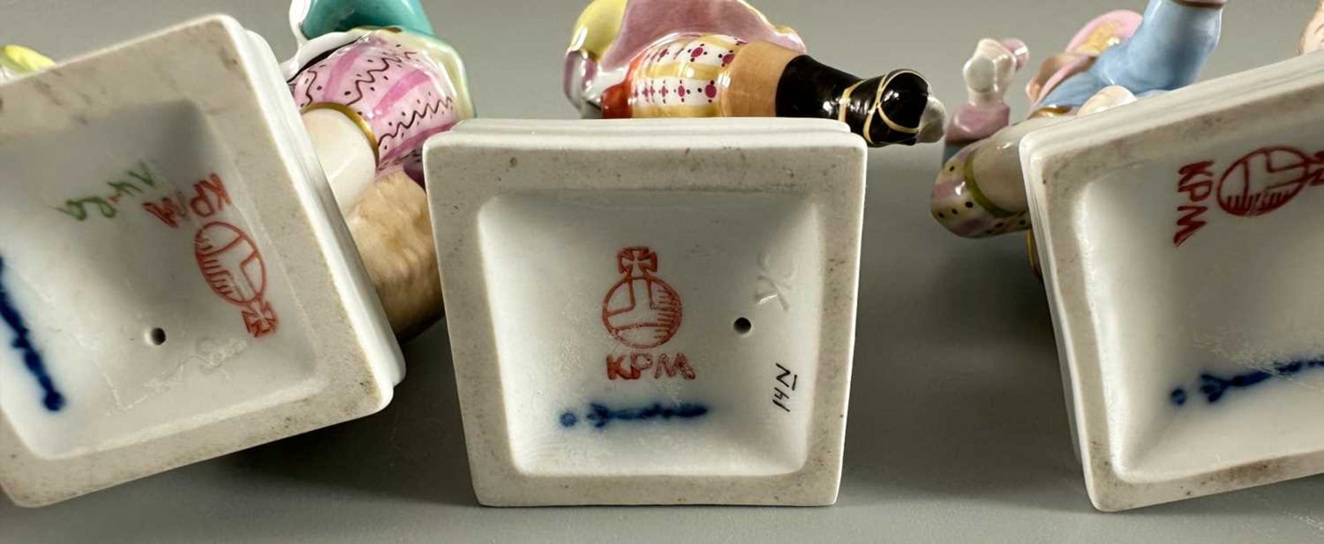 Meyer, Friedrich Elias (1723-1785) Entwurf, KPM Berlin 5 Porzellan Monatsfiguren Sternzeichen - Bild 9 aus 10