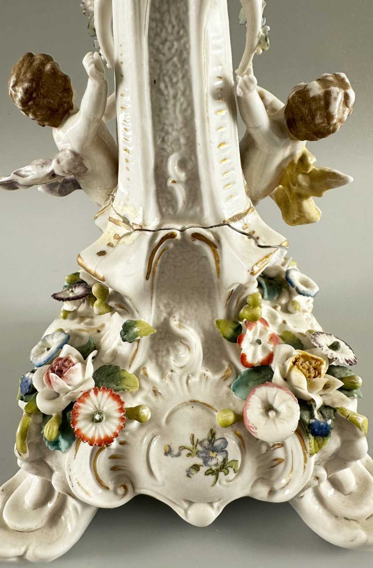 Unidentifizierte Porzellan Manufaktur, figürlicher Kandelaber Kerzenleuchter, beschädigt - Bild 7 aus 11