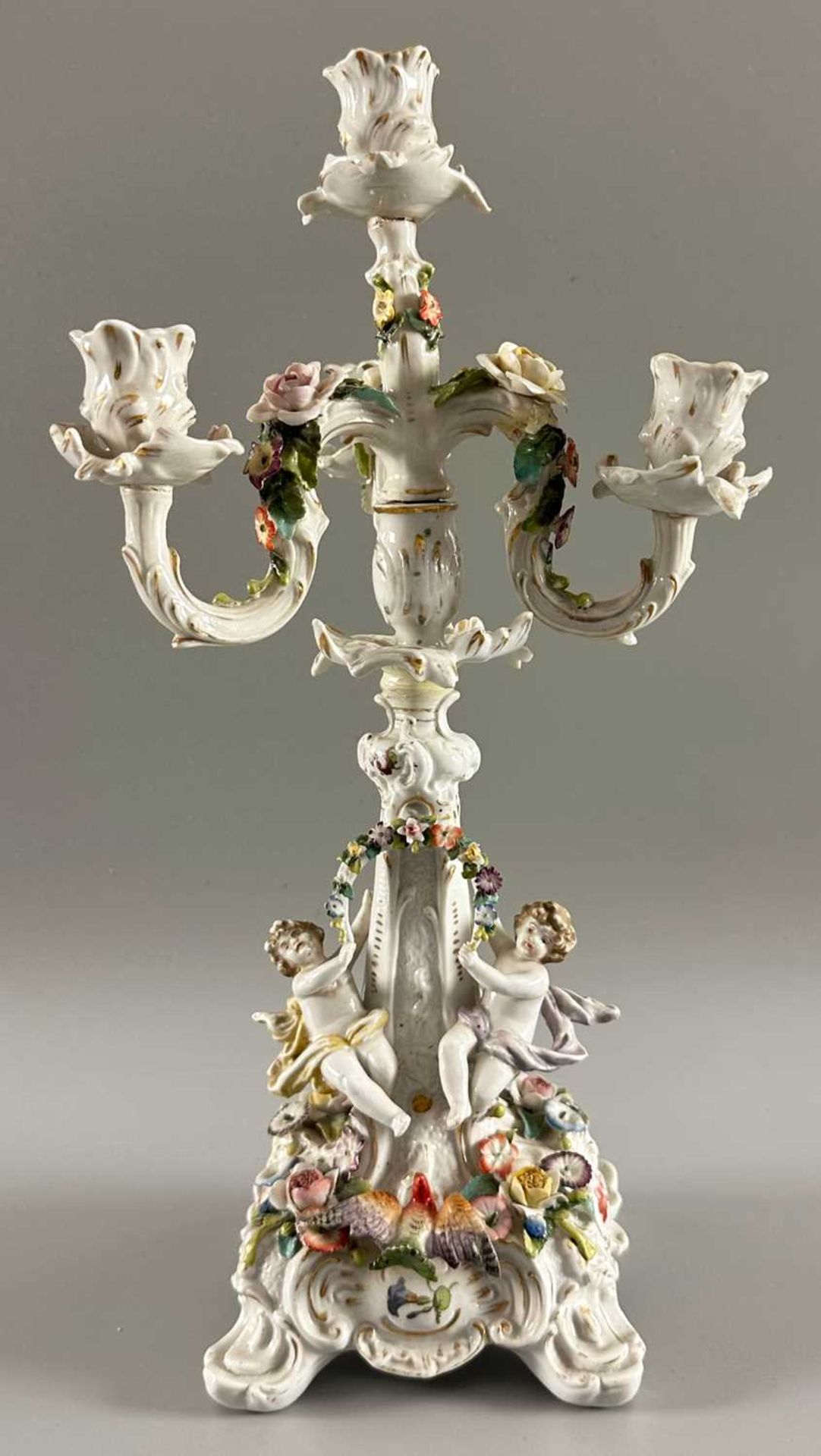 Unidentifizierte Porzellan Manufaktur, figürlicher Kandelaber Kerzenleuchter, beschädigt
