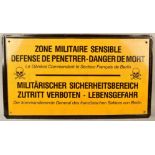 Grosses militärisches Warnschild Berlin