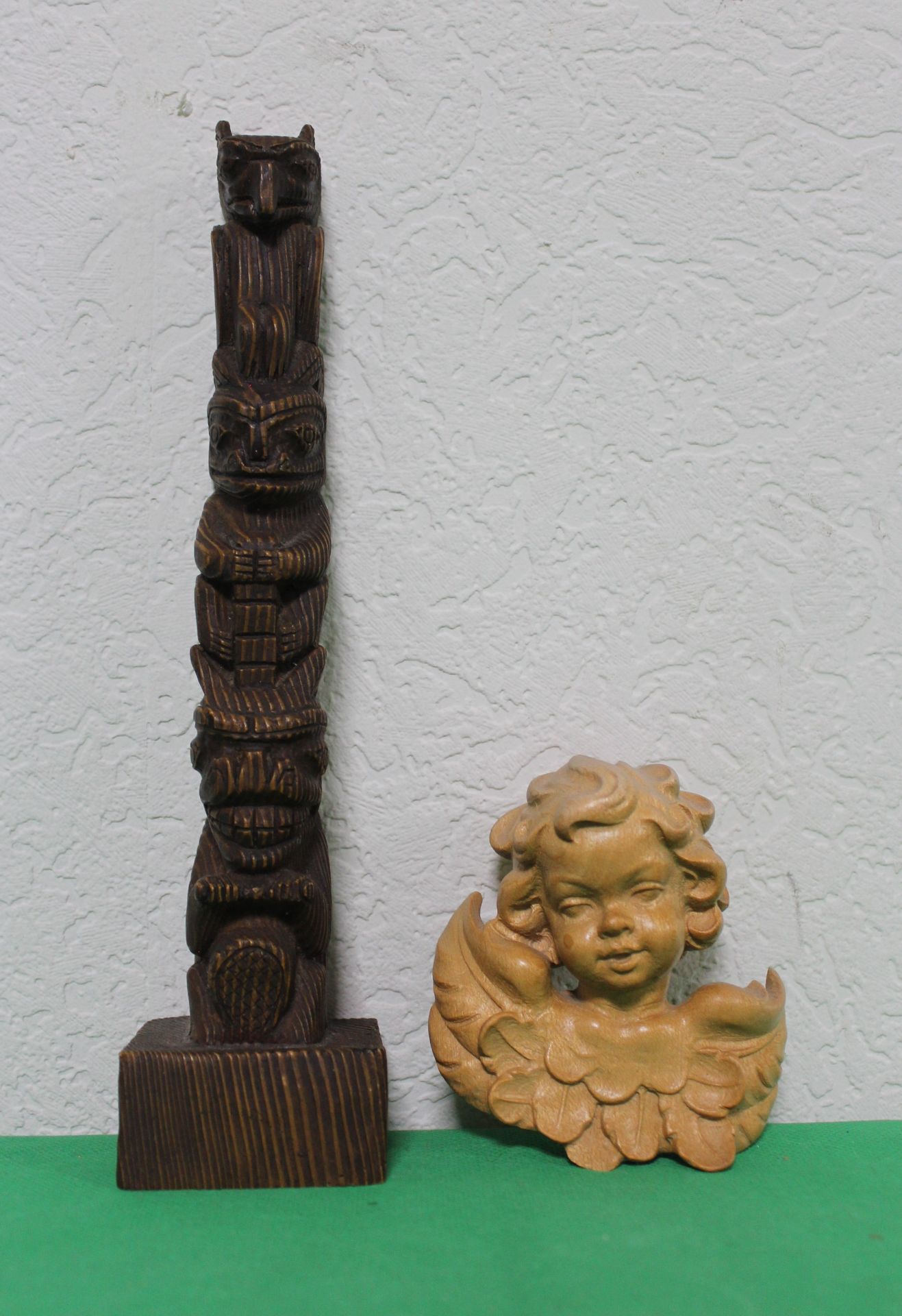 Zwei Holzobjekte " Putto " und Totem