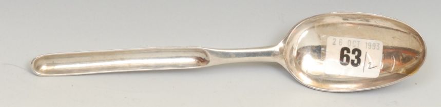 An 18th century Irish silver marrow spoon, scoop terminal, 22.5cm long, Dublin, c.1740 Provenance: