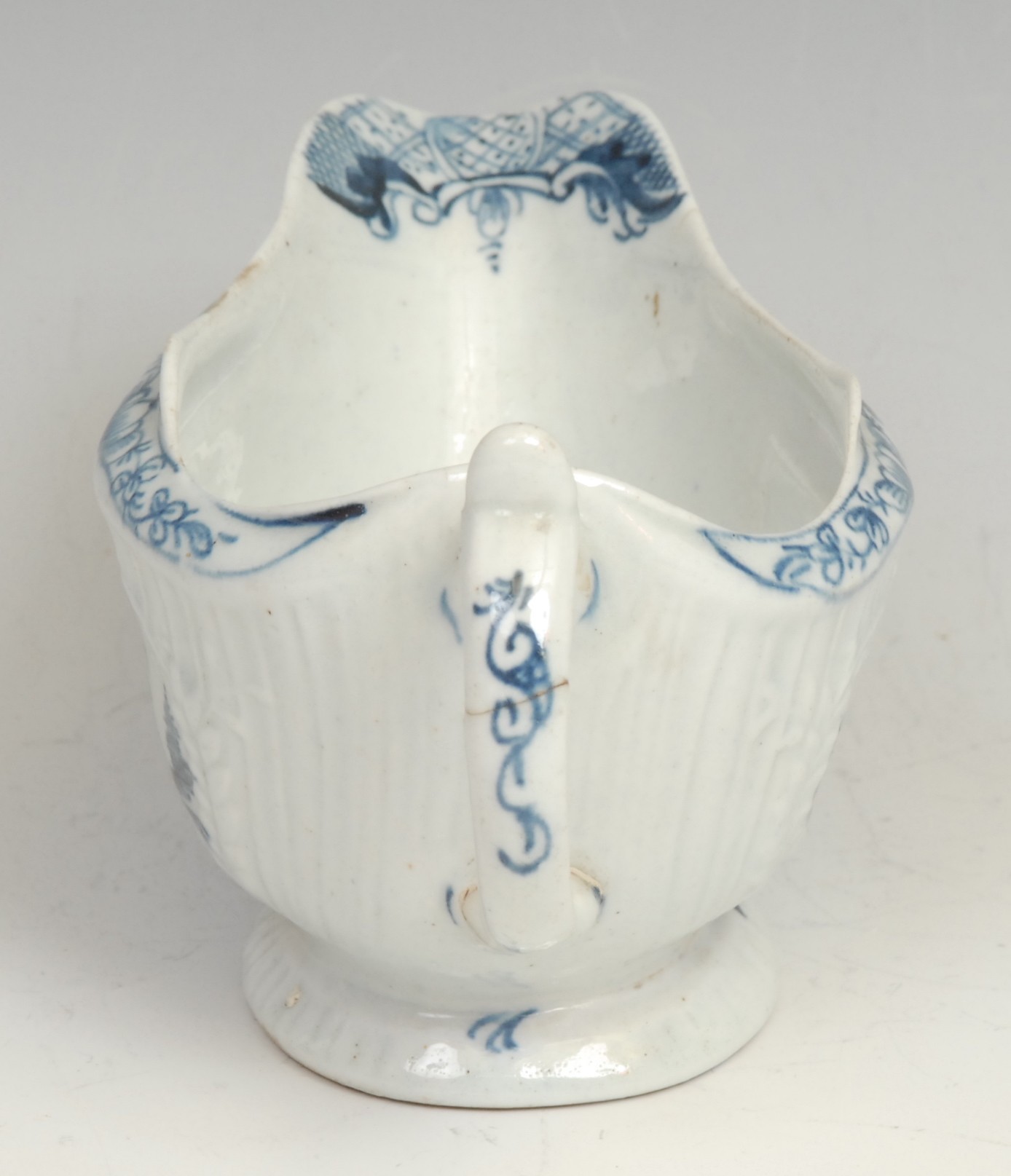 A Lowestoft Little Fisherman pattern strap fluted sauce boat, decorated in underglaze blue within - Image 5 of 6