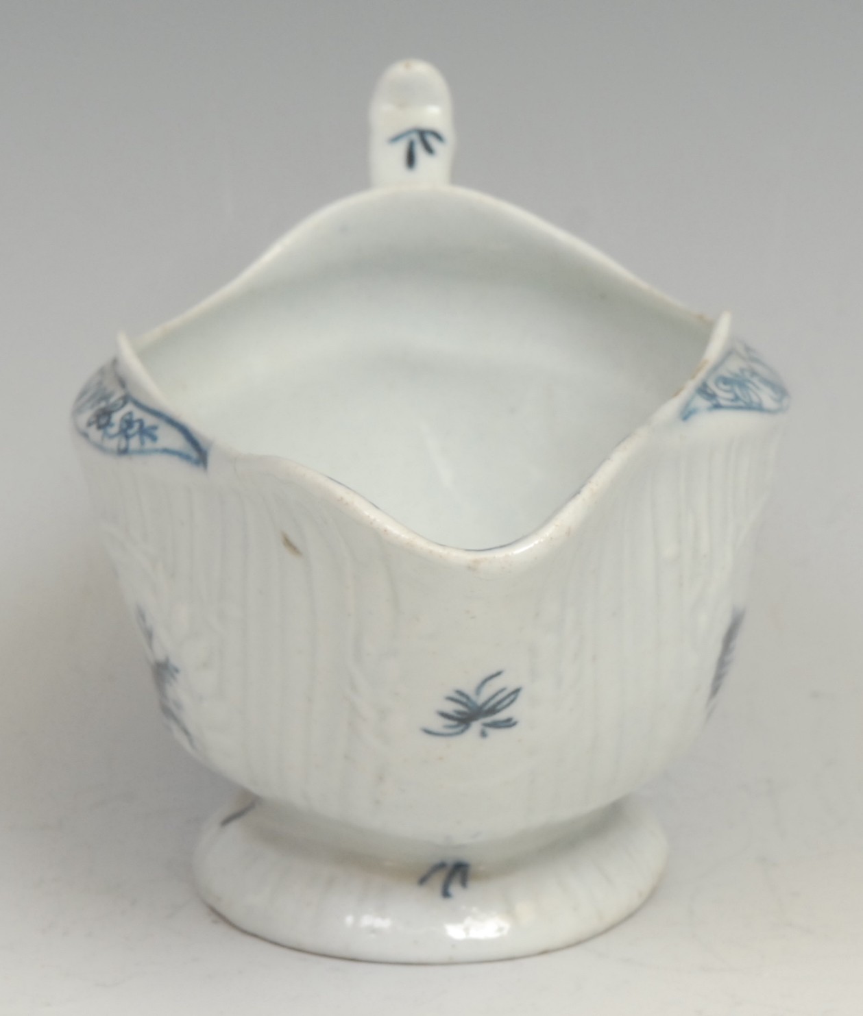 A Lowestoft Little Fisherman pattern strap fluted sauce boat, decorated in underglaze blue within - Image 3 of 6