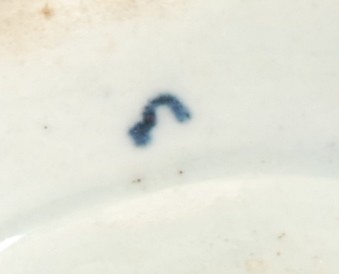 A Lowestoft Little Fisherman pattern strap fluted sauce boat, decorated in underglaze blue within - Image 6 of 6