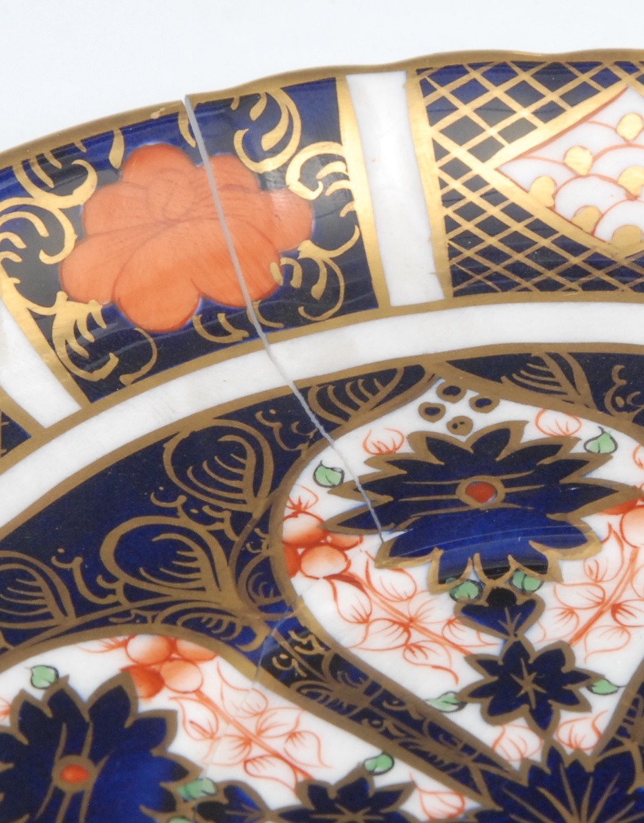 A set of six Royal Crown Derby Imari palette 1128 pattern teacups, saucers and tea plates, first - Image 2 of 3