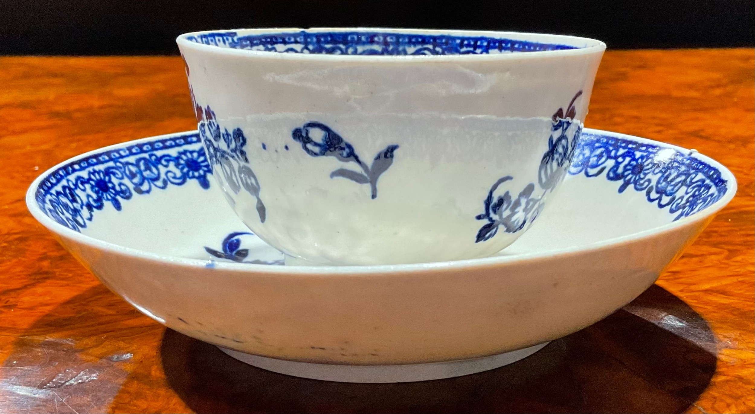 A Liverpool Barbed Chain and Daisy Spray pattern tea bowl and saucer, decorated in underglaze - Image 6 of 9