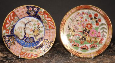A Flight Barr and Barr plate, decorated in the chinoiserie manner, with pagoda, bridge, bird and