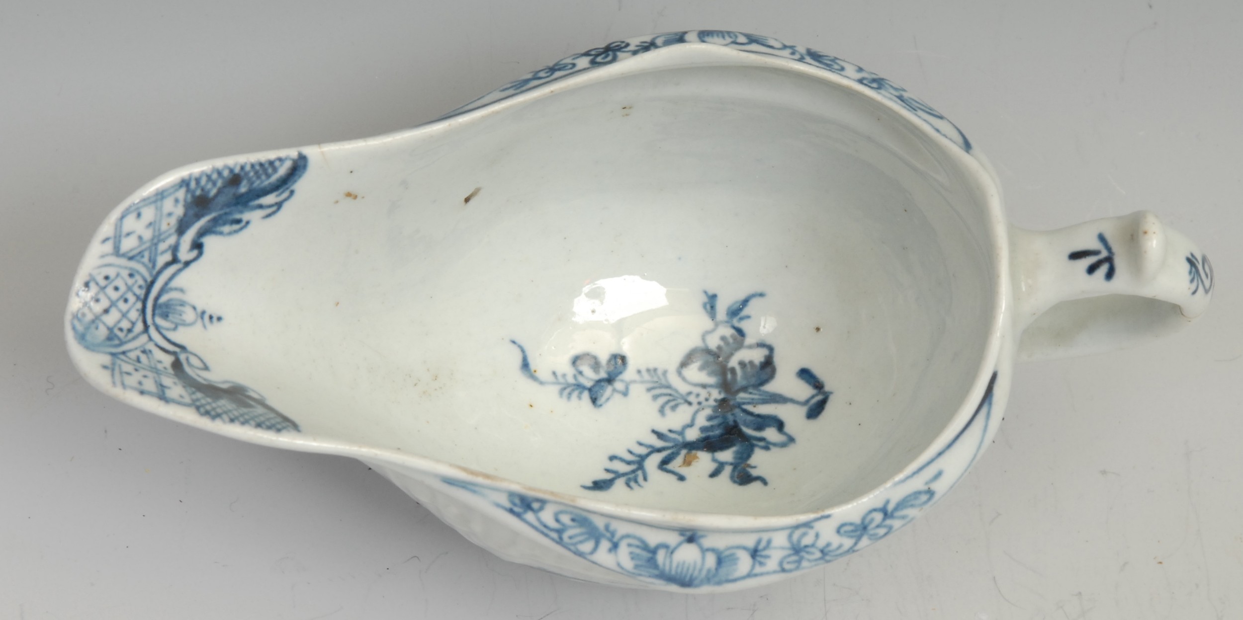 A Lowestoft Little Fisherman pattern strap fluted sauce boat, decorated in underglaze blue within - Image 4 of 6