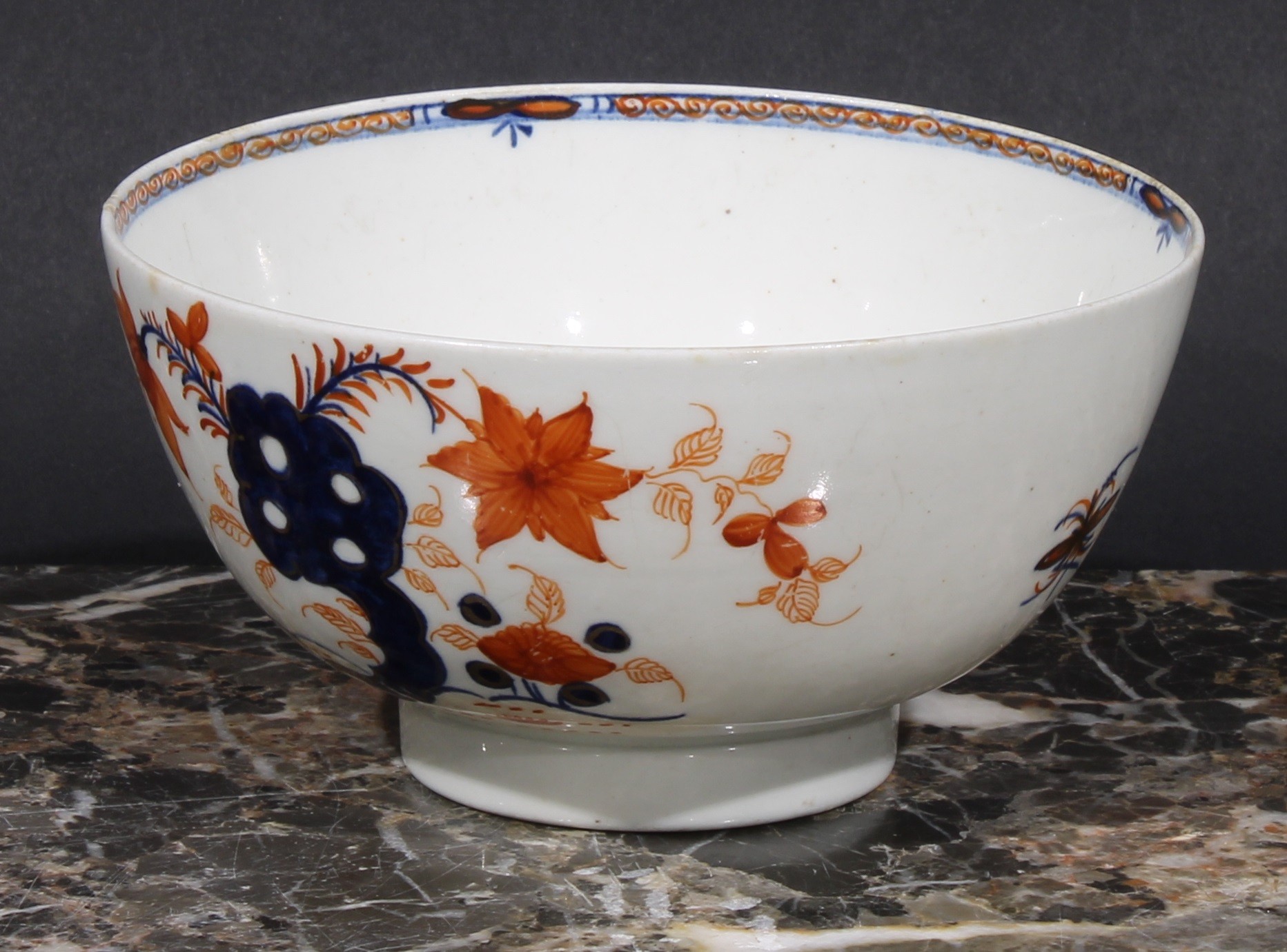 A Bow Imari pattern porcelain bowl, painted with stylised birds and flowers, picked out in gilt, - Image 4 of 4
