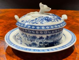 A Worcester Fence pattern drum shaped butter tub, cover and stand, decorated in underglaze blue,