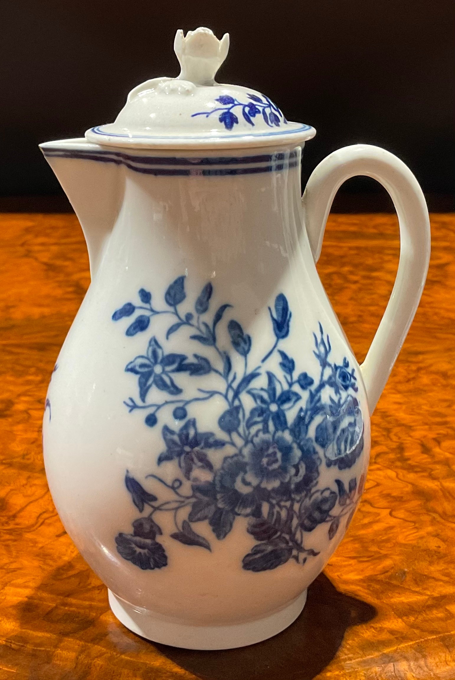 A Caughley Three Flowers pattern sparrow beak jug and cover, decorated in underglaze blue, flower - Image 2 of 13