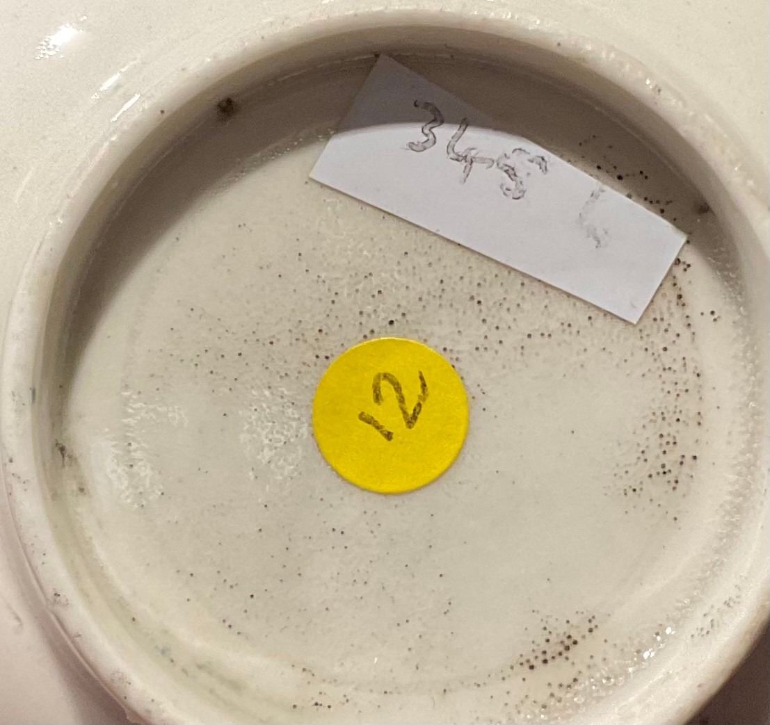 A Liverpool Barbed Chain and Daisy Spray pattern tea bowl and saucer, decorated in underglaze - Image 9 of 9